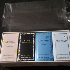 NOT AVAILABLE***Marc Jacob's miniature fragrance set